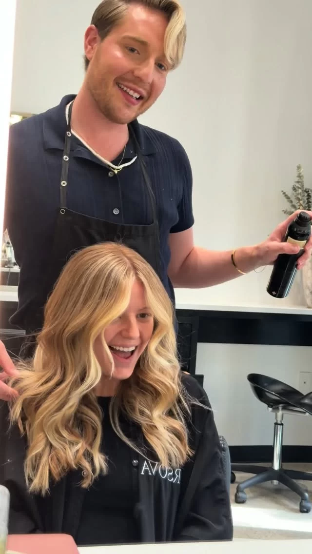 Face Framing Blonde Bombshell 💛

Color: @hairbyblake ✨

#chicagohairstylist #hairtransformation 

blonde balayage | chicago hair salon | chicago hairstylist | hair transformation |