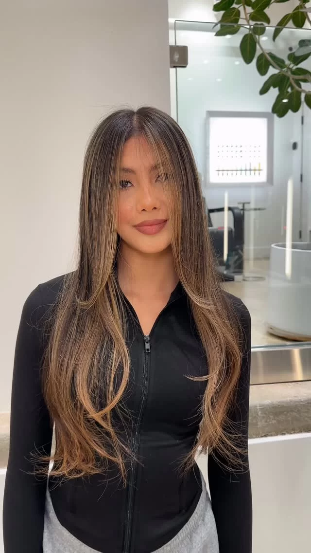 Bronde Hair Transformation 🤩

Color by @colorbygabbyg 

#hairtransformation #chicagohairstylist 

bronde hair color | chicago hairstylist | chicago hair salon | hair transformation | hair before and after |