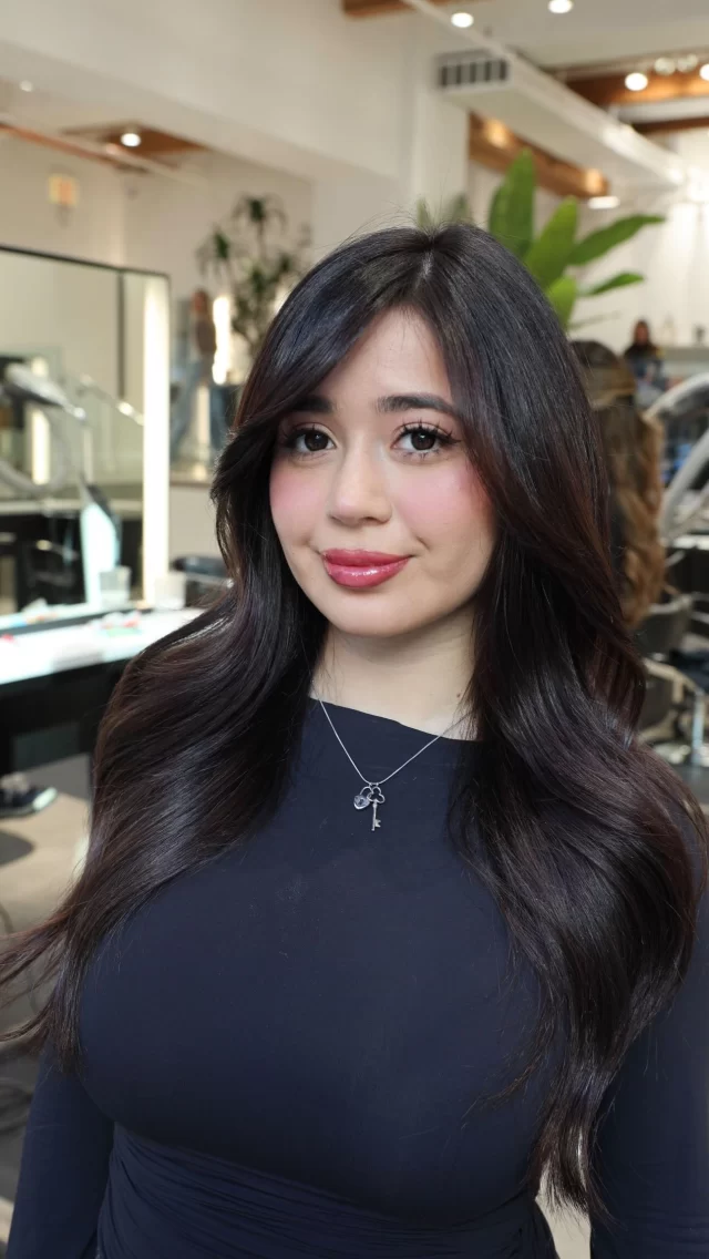 Glazed down for the fall/winter 🤎 

Glazes are typically booked 4-8 weeks after lightening services to refresh the tone, whether to maintain the same or switch it up!

Wella Color Touch 6/75 + 5/71 ❤️

color: @megumicolorr ✨

#chicagohairstylist #hairtransformation

hair glaze | hair toner | hair transformation | Chicago hairstylist | chicago hair salon | hair before and after |