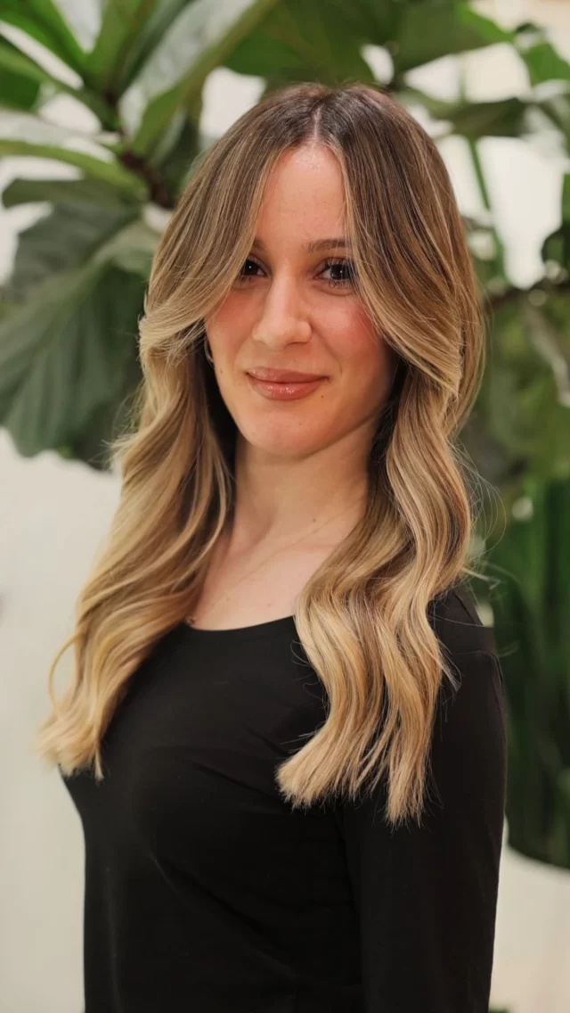 Hair that makes you fall in love 💖 Lived-in Blonde 

Color by @betsabethhair 💛

#chicagohairstylist #chicagohairsalon