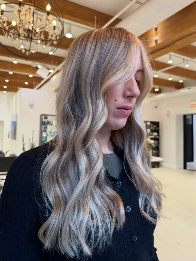 Dimensional Face-Framing Blonde 🤍

Color + Cut: @hairbyblake 🤩

#blondehairinspo #chicagoblondespecialist 

blonde hair inspo | dimensional blonde | chicago blonde specialist | chicago hair salon | chicago hairstylist |