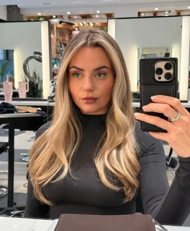 Post-appointment Glow ✨ If you don’t take a million selfies after, did you even get your hair done? 💁‍♀️

Color by @hairbyblake 💛

#chicagohairstylist #blondebalayage 

#hairtransformation #newhair