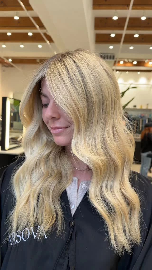Bright Golden Blonde in all lightings 🤩💛

Color by @hannasarberhair 

#chicagohairstylist #blondebalayage 

Chicago hairstylist | chicago hair salon | golden blonde balayage |