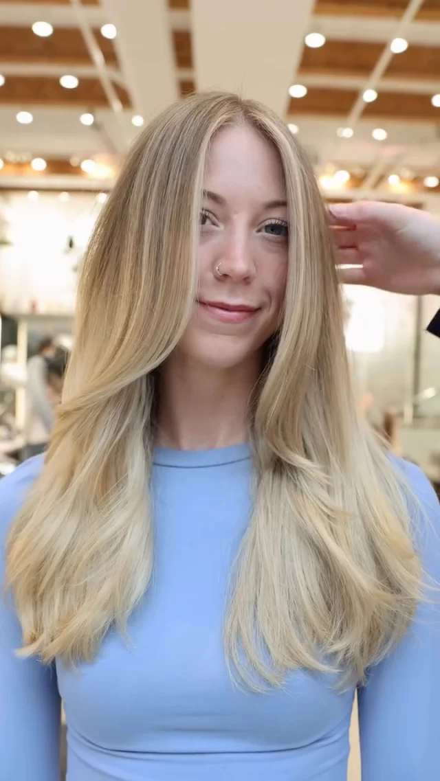 Touching up this Low Impact Bright Blonde 💛 Color Consultation and Results

Color + Cut by @hairbyhaileyfay 

Come in for a complimentary consultation by booking:
👩‍💻 Online - www.arsova.com/book
📞 312-371-0773

chicago hairstylist | chicago hair salon | low impact blonde | color consultation | hair appointment |