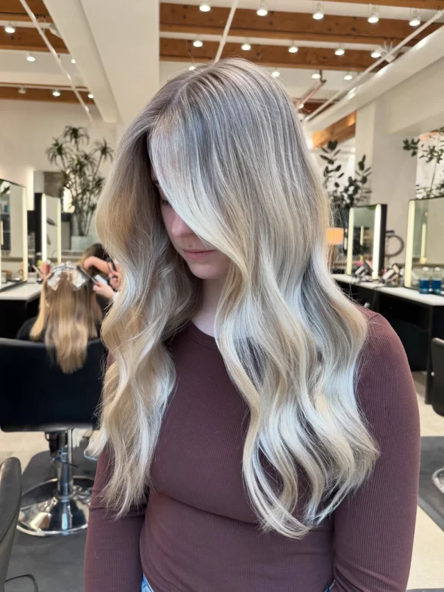 Dimensional Pearl Blonde 🤍

Color by @hairbyhaileyfay 🤩

The seamless color placement and tone reflect perfectly to showcase the exact vision this client brought to us. 

chicago hairstylist | chicago hair salon | chicago highlights | dimensional blonde |