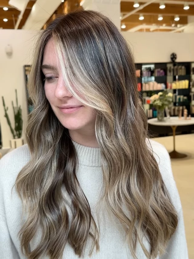 Partial Balayage + Partial Lowlight + Glaze + Cut 

Color: @colorbygabbyg 🎨
Cut: @isabellaraimondihair 💇‍♀️

chicago hairstylist | chicago hair salon | chicago blonde | dimensional blonde | blonde balayage | hair inspo |