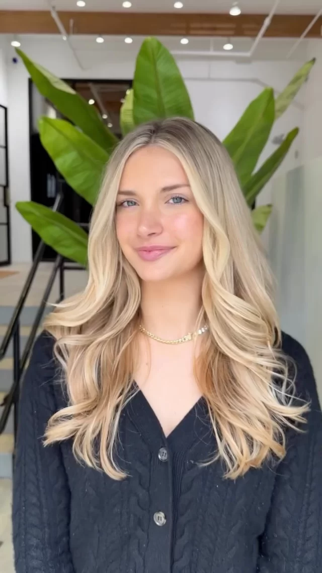 Lighting is everything! Trust the process (and the sun ☀️) 

Seeing your hair in natural sunlight or indoor lighting changes the tone of your hair so keep this in mind after getting your color done! 🤍 

Color by @hannasarberhair on @beenbeauty_ 💛

chicago hairstylist | chicago hair salon | chicago hair | hair color lighting | hair tone vs. lighting |