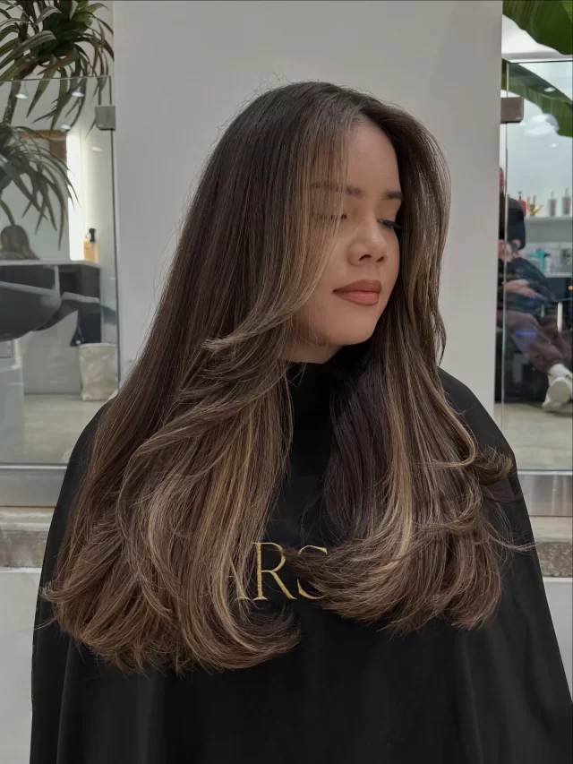 Bouncy Layers & Seamless Blends 💗 Colored and cut to perfection - first blonding session on virgin hair 🤩

Color by @heavenleighhhair 
Cut by @sophiastylesyou 

chicago hair salon | chicago hairstylist | blonde balayage | hair inspo | balayage on virgin hair |