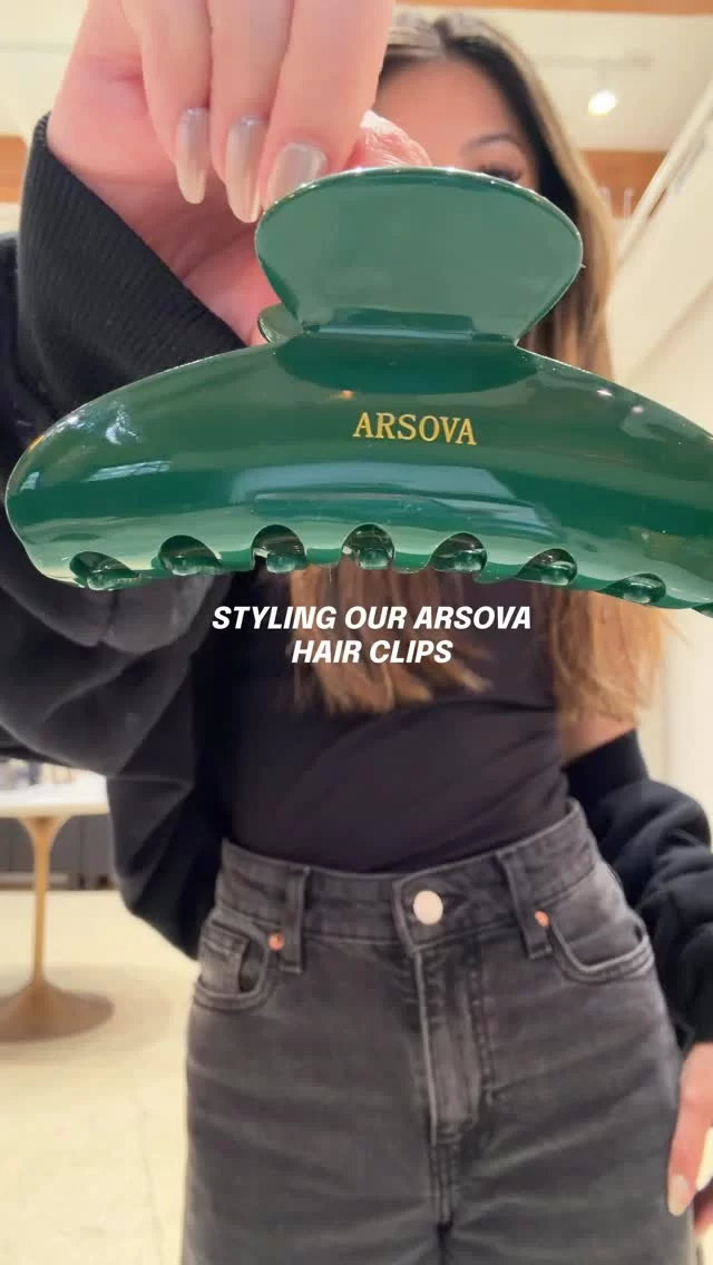 STYLING OUR ARSOVA HAIR CLIPS - ST. PATRICKS DAY EDITION 🍀💚 

The perfect addition to your festive holiday outfits or for an everyday accessory 😘

Chicago hairstylist | chicago hair salon | hair clips | st patricks day outfits | salon fit check |
