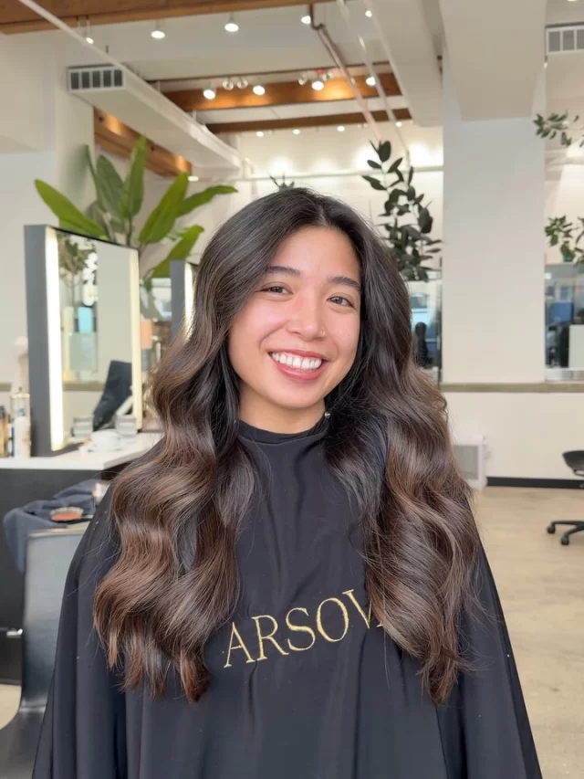 Seamlessly Blended Chocolate Balayage 🍫🤎

Rich in color and life - brunette full balayage by @heavenleighhhair 

chicago hairstylist | chicago hair salon | chocolate balayage | hair color inspo | brunette balayage |