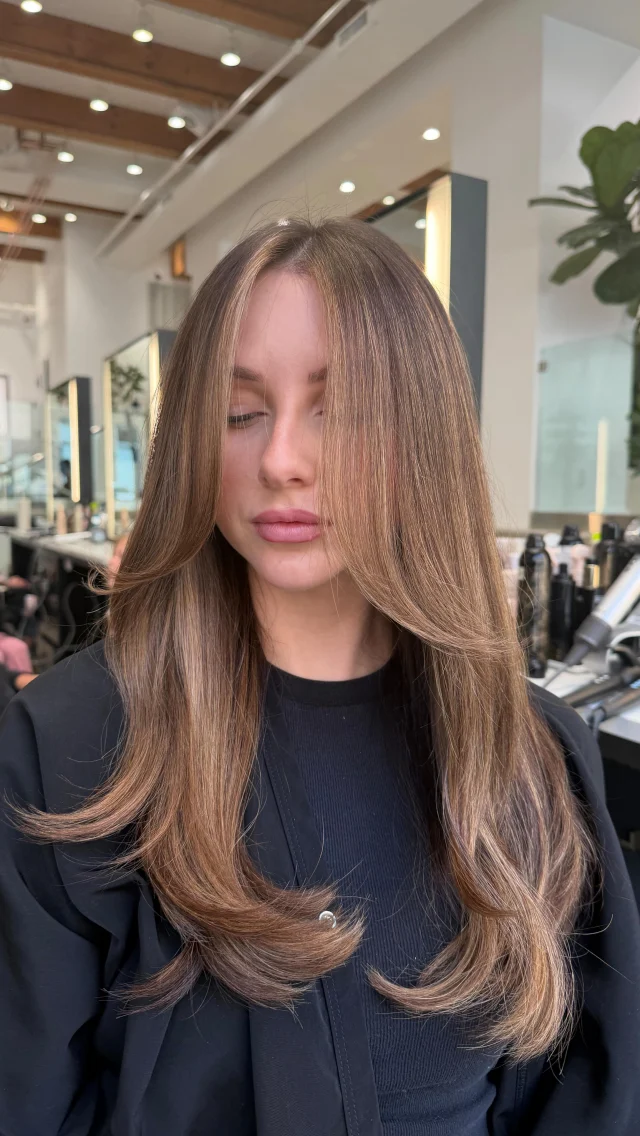 Warm, Rich & Sun-kissed. Bronde balayage is forever in season ☀️🤎

Color by @hailey.the.stylist 💗

Book your next hair glow up through the link in bio or calling us at 312-371-0773! 📞

bronde balayage | sunkissed hair | chicago hairstylist | chicago hair salon | chicago hair |